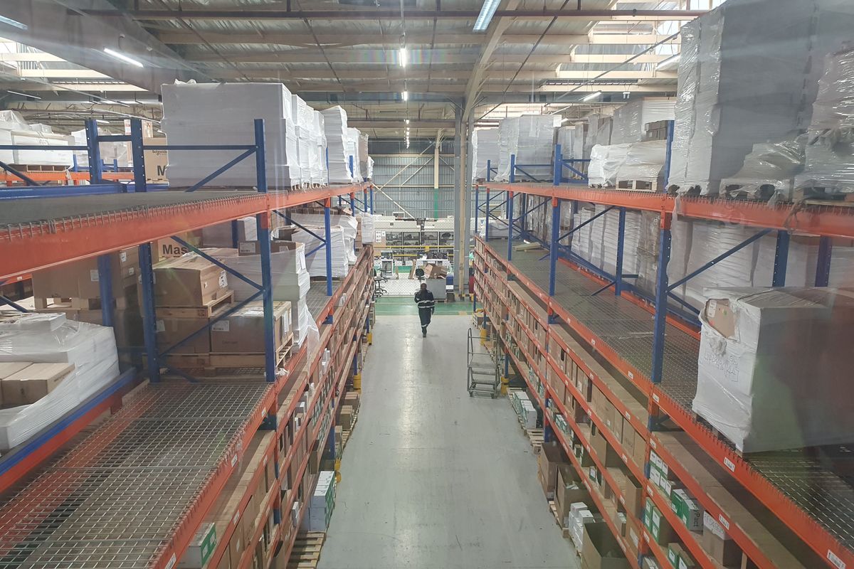 Warehouse & corporate office with motorway exposure - Photo 3