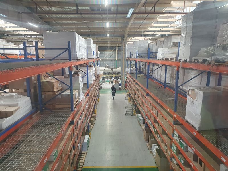 Warehouse & corporate office with motorway exposure - Photo 3