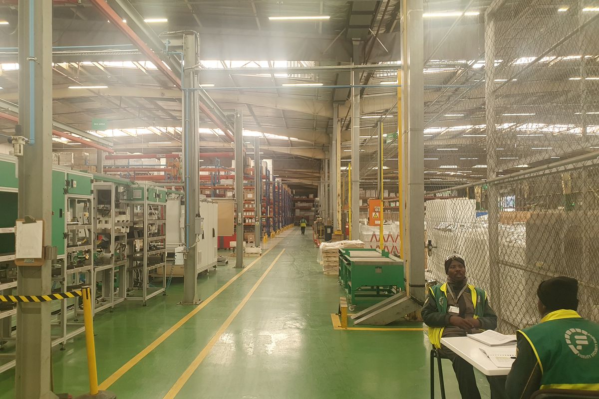 Warehouse & corporate office with motorway exposure - Photo 5