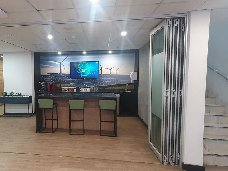 Warehouse & corporate office with motorway exposure - Photo 8