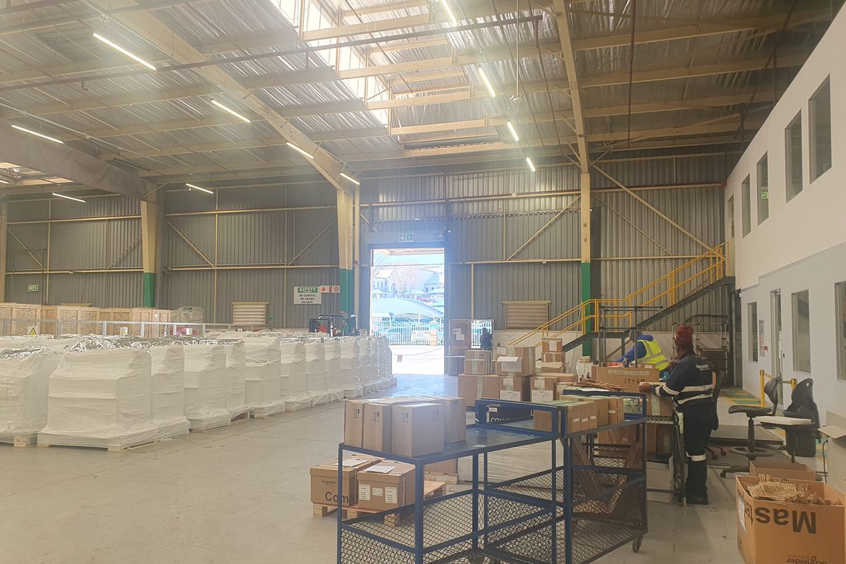 Warehouse & corporate office with motorway exposure - Photo 4