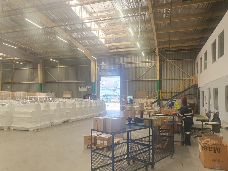 Warehouse & corporate office with motorway exposure - Photo 4