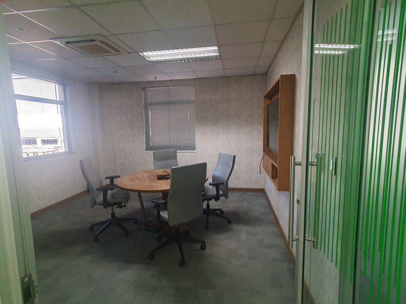 Warehouse & corporate office with motorway exposure - Photo 9