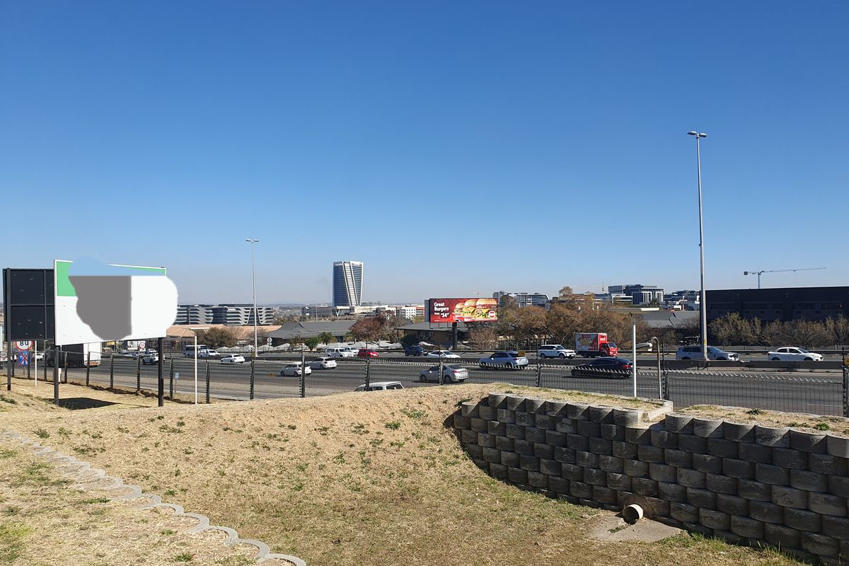 Warehouse & corporate office with motorway exposure - Photo 2