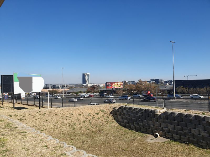 Warehouse & corporate office with motorway exposure - Photo 2