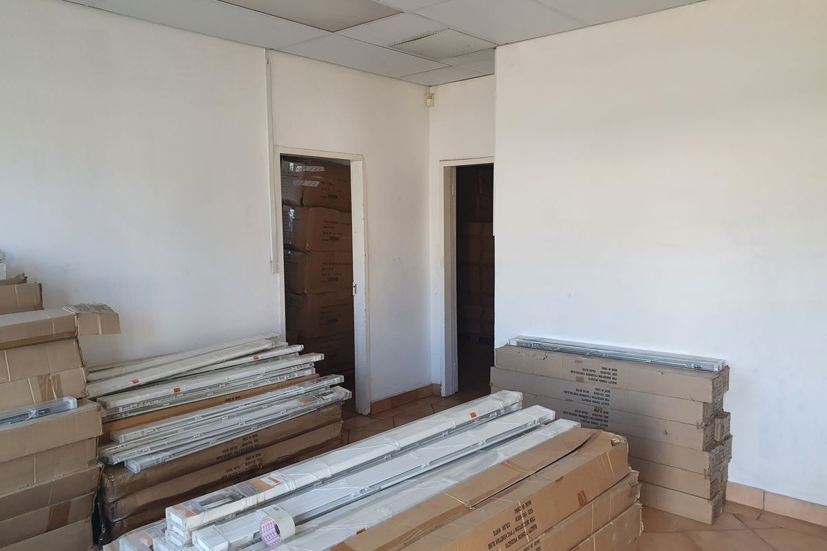 Sectional title mini unit for sale in business park, Midrand - Photo 3