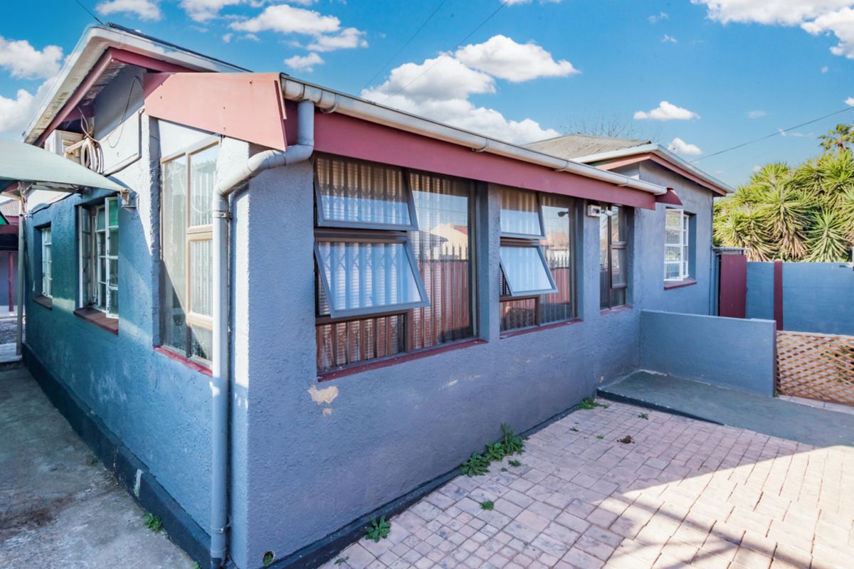 Golden oldie family home for sale in West Krugersdorp - Photo 2