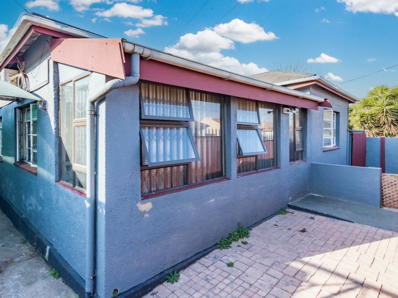 Golden oldie family home for sale in West Krugersdorp - Photo 2