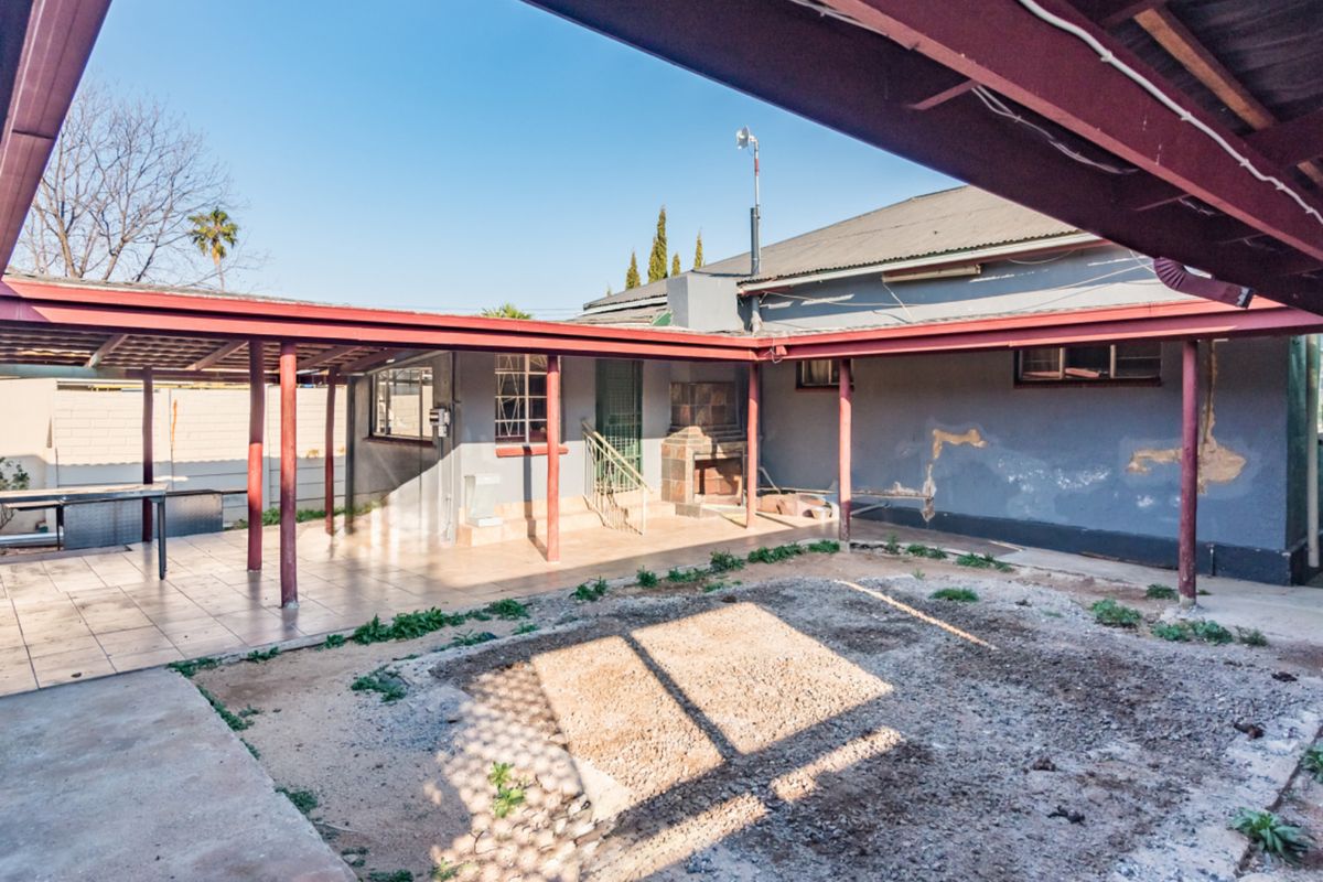 Golden oldie family home for sale in West Krugersdorp - Photo 4