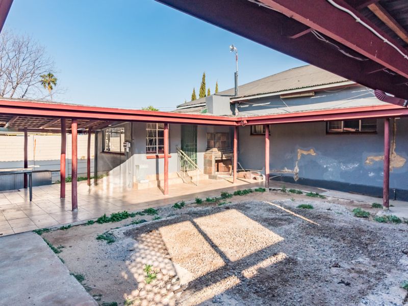 Golden oldie family home for sale in West Krugersdorp - Photo 4