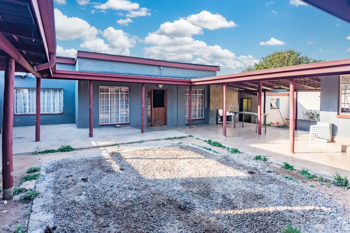 Golden oldie family home for sale in West Krugersdorp - Photo 3