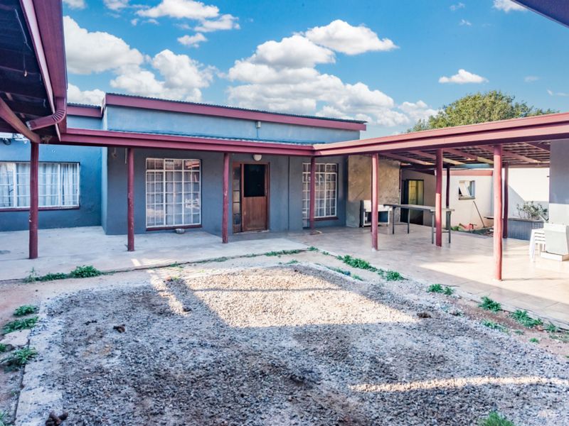 Golden oldie family home for sale in West Krugersdorp - Photo 3