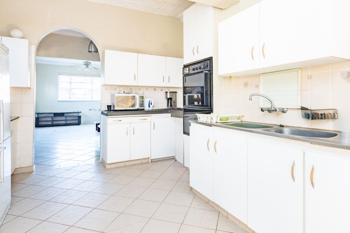 Golden oldie family home for sale in West Krugersdorp - Photo 5