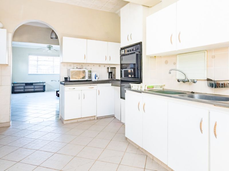 Golden oldie family home for sale in West Krugersdorp - Photo 5