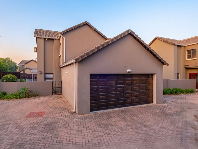3 BEDROOM CLUSTER WITH HEATED SWIMMING POOL - Photo 2