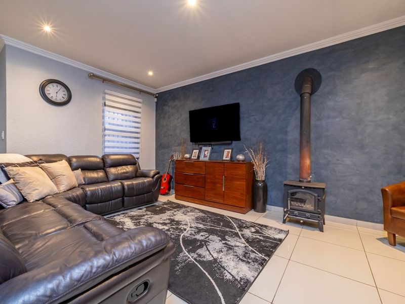 3 BEDROOM CLUSTER WITH HEATED SWIMMING POOL - Photo 10