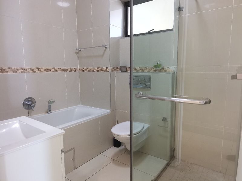 Modern 3 Bedroom Apartment in Popular One on Herrwood - Photo 7