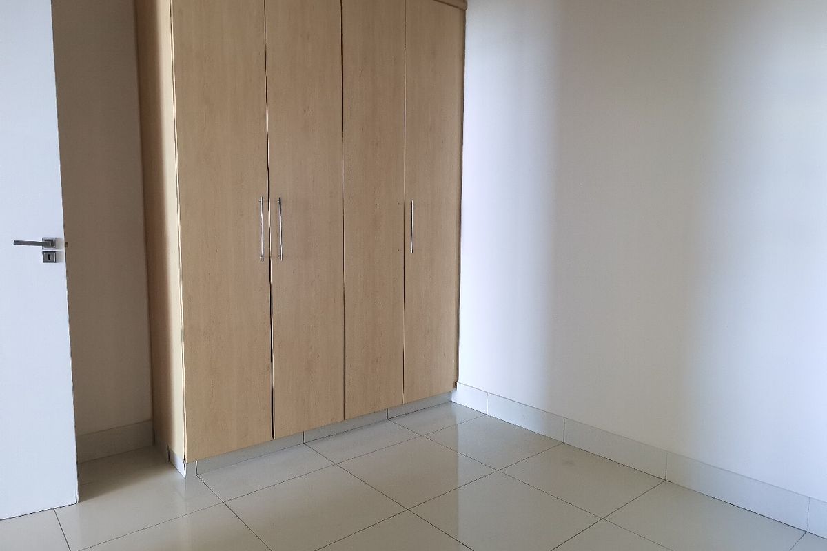 Modern 3 Bedroom Apartment in Popular One on Herrwood - Photo 4