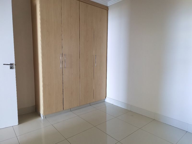 Modern 3 Bedroom Apartment in Popular One on Herrwood - Photo 4