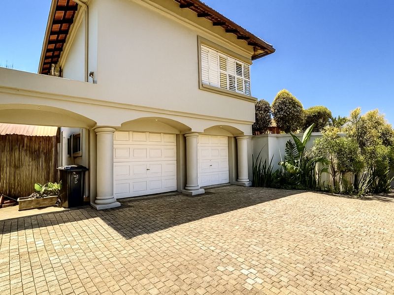 Move-in-ready Tuscan Inspired 5-bedroom family home in Umhlanga Rocks! - Photo 3