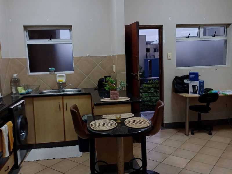FULLY FITTED 1 BEDROOM APARTMENT TO LET IN UMHLANGA - Photo 1