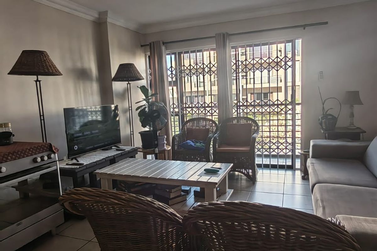 Chic Urban Living In The Heart Of Umhlanga - 3 bed , 3 bath with Double Balcony Views - Photo 2