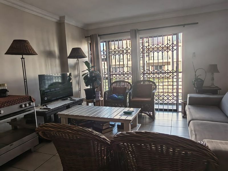 Chic Urban Living In The Heart Of Umhlanga - 3 bed , 3 bath with Double Balcony Views - Photo 2