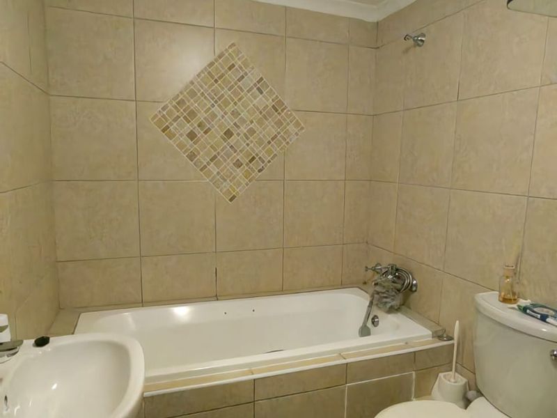 Chic Urban Living In The Heart Of Umhlanga - 3 bed , 3 bath with Double Balcony Views - Photo 8