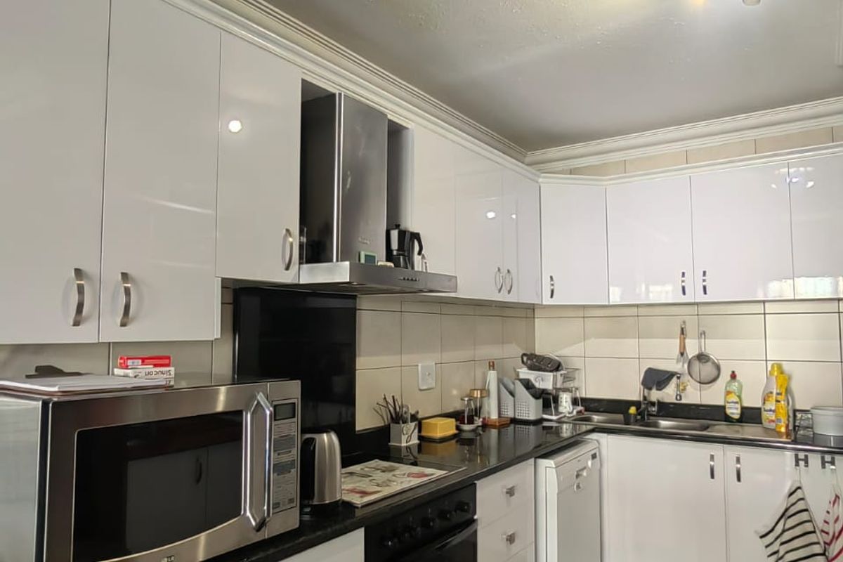 Chic Urban Living In The Heart Of Umhlanga - 3 bed , 3 bath with Double Balcony Views - Photo 4