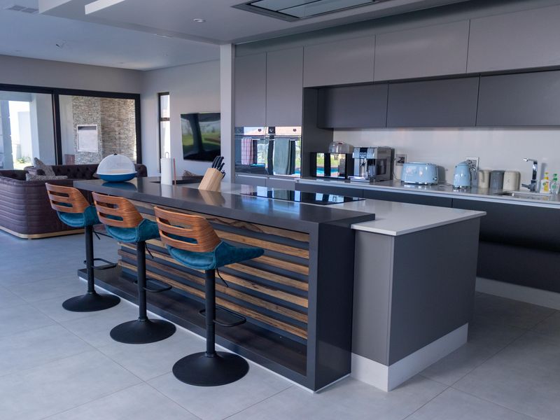 A Coastal Masterpiece in Izinga Park! - Photo 3