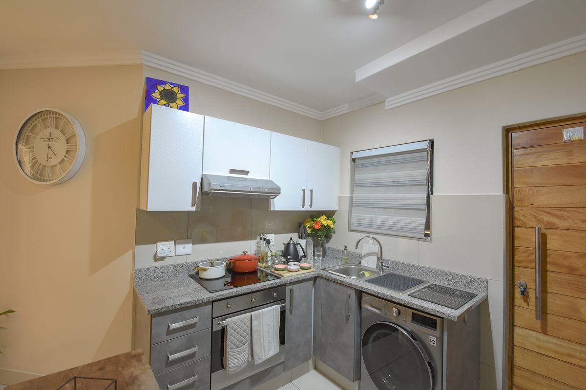 Modern 2 Bed | 2 Bath | 2 Parking – Madison Living at Its Best! - Photo 4