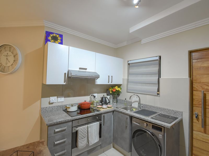 Modern 2 Bed | 2 Bath | 2 Parking – Madison Living at Its Best! - Photo 4