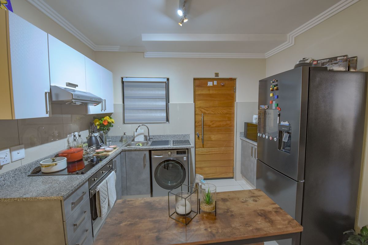 Modern 2 Bed | 2 Bath | 2 Parking – Madison Living at Its Best! - Photo 5