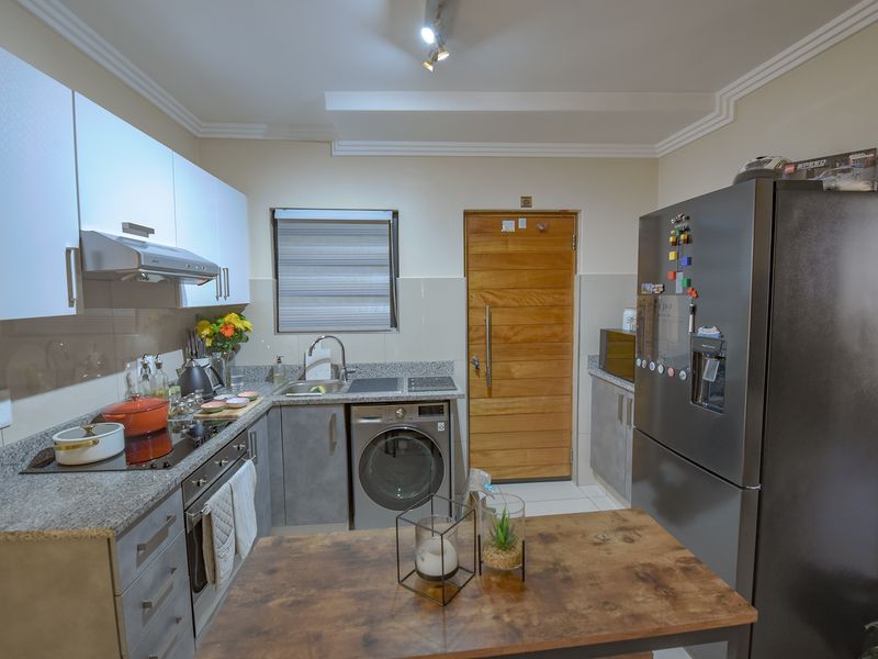 Modern 2 Bed | 2 Bath | 2 Parking – Madison Living at Its Best! - Photo 5