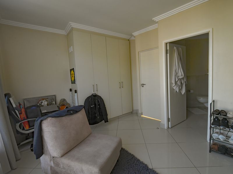 Modern 2 Bed | 2 Bath | 2 Parking – Madison Living at Its Best! - Photo 9