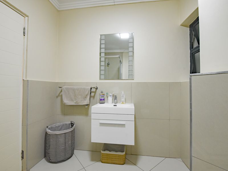 Modern 2 Bed | 2 Bath | 2 Parking – Madison Living at Its Best! - Photo 10