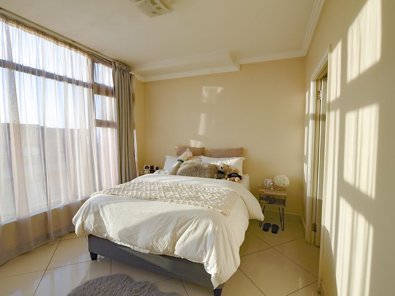 Modern 2 Bed | 2 Bath | 2 Parking – Madison Living at Its Best! - Photo 6