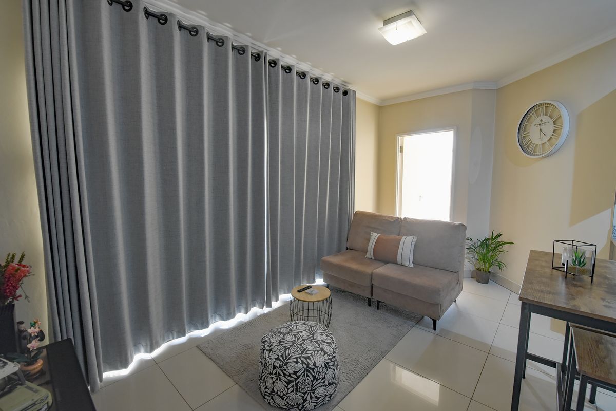 Modern 2 Bed | 2 Bath | 2 Parking – Madison Living at Its Best! - Photo 2