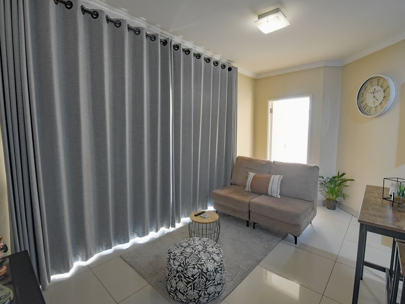 Modern 2 Bed | 2 Bath | 2 Parking – Madison Living at Its Best! - Photo 2