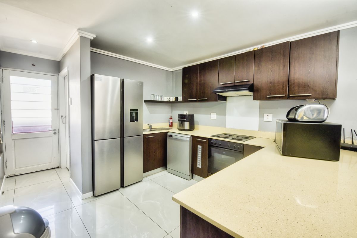 Smart, Stylish, Central - 2 bed 2 bath Umhlanga Haven - Photo 2