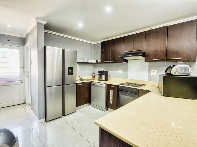 Smart, Stylish, Central - 2 bed 2 bath Umhlanga Haven - Photo 2