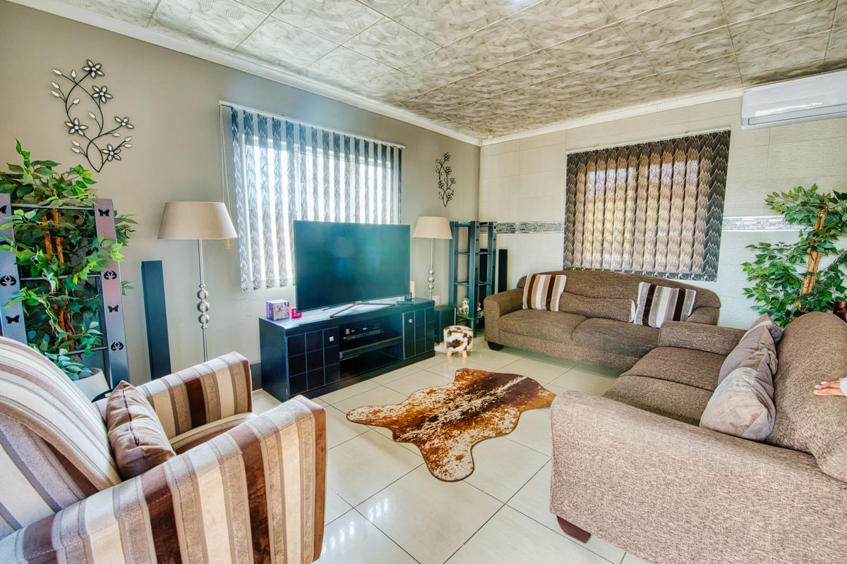 Spacious, Freestanding 4-Bedroom Family Home + 2-Bedroom Outbuilding on 823 sqm in Foresthaven - Photo 5
