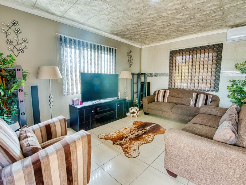 Spacious, Freestanding 4-Bedroom Family Home + 2-Bedroom Outbuilding on 823 sqm in Foresthaven - Photo 5