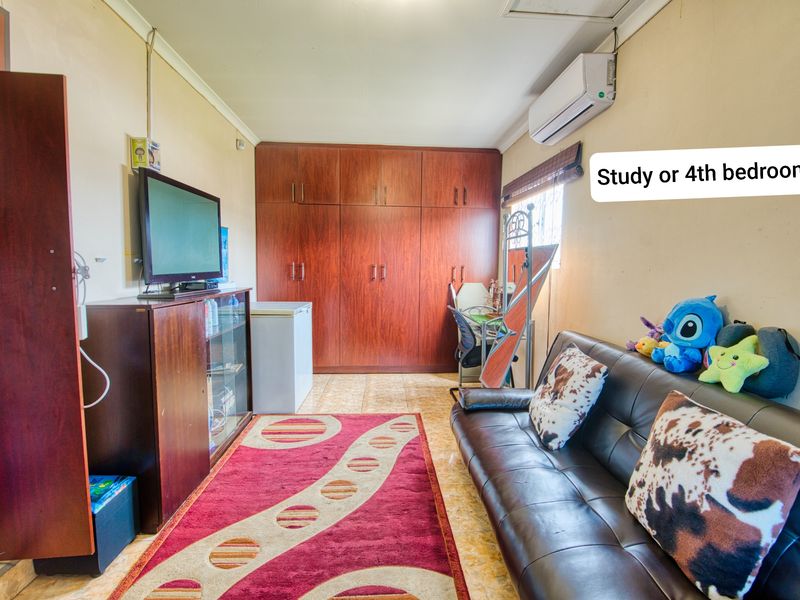 Spacious, Freestanding 4-Bedroom Family Home + 2-Bedroom Outbuilding on 823 sqm in Foresthaven - Photo 10