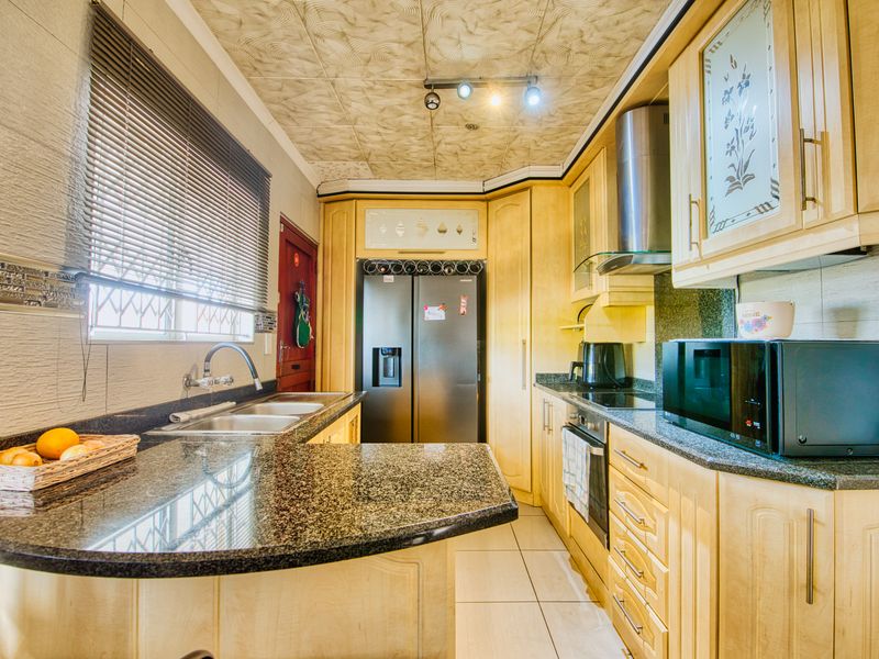 Spacious, Freestanding 4-Bedroom Family Home + 2-Bedroom Outbuilding on 823 sqm in Foresthaven - Photo 6