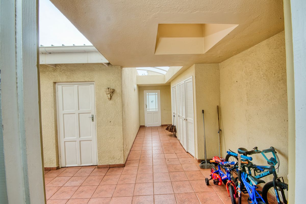 4 Bedroom Duplex For Sale in Somerset Park - Photo 3