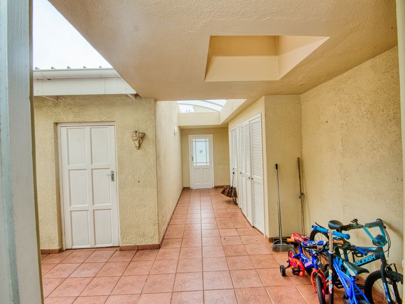 4 Bedroom Duplex For Sale in Somerset Park - Photo 3