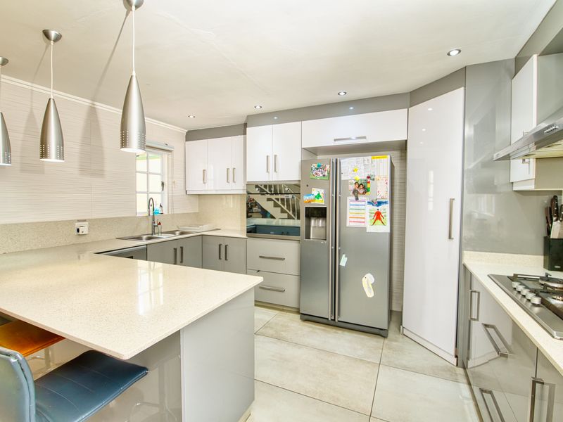 4 Bedroom Duplex For Sale in Somerset Park - Photo 9
