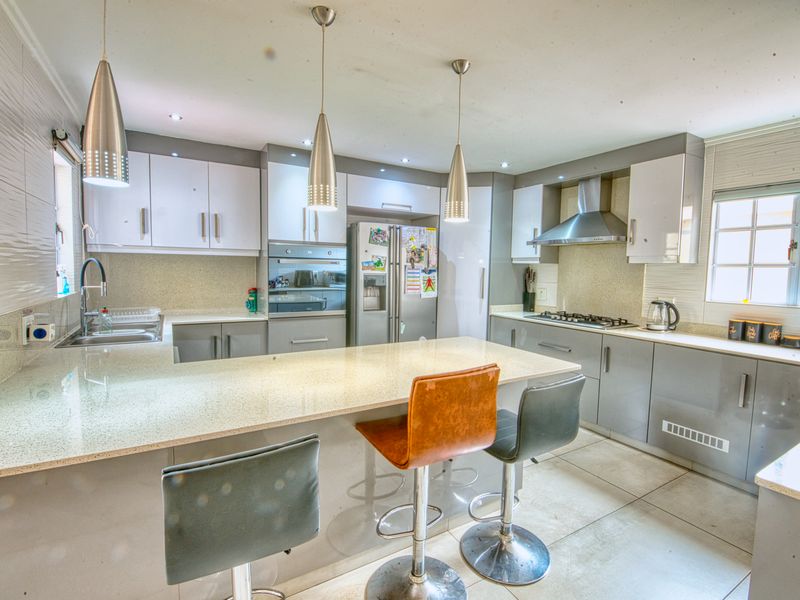 4 Bedroom Duplex For Sale in Somerset Park - Photo 8