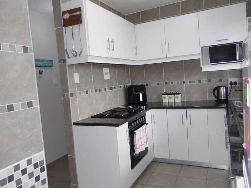 Modern 2 Bedroom Apartment in Amanzimtoti - Photo 2